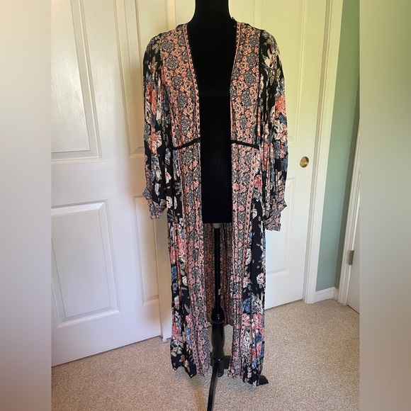 Angie Black and Floral Long Kimono Robe Duster - Size Large - Picture 2 of 7